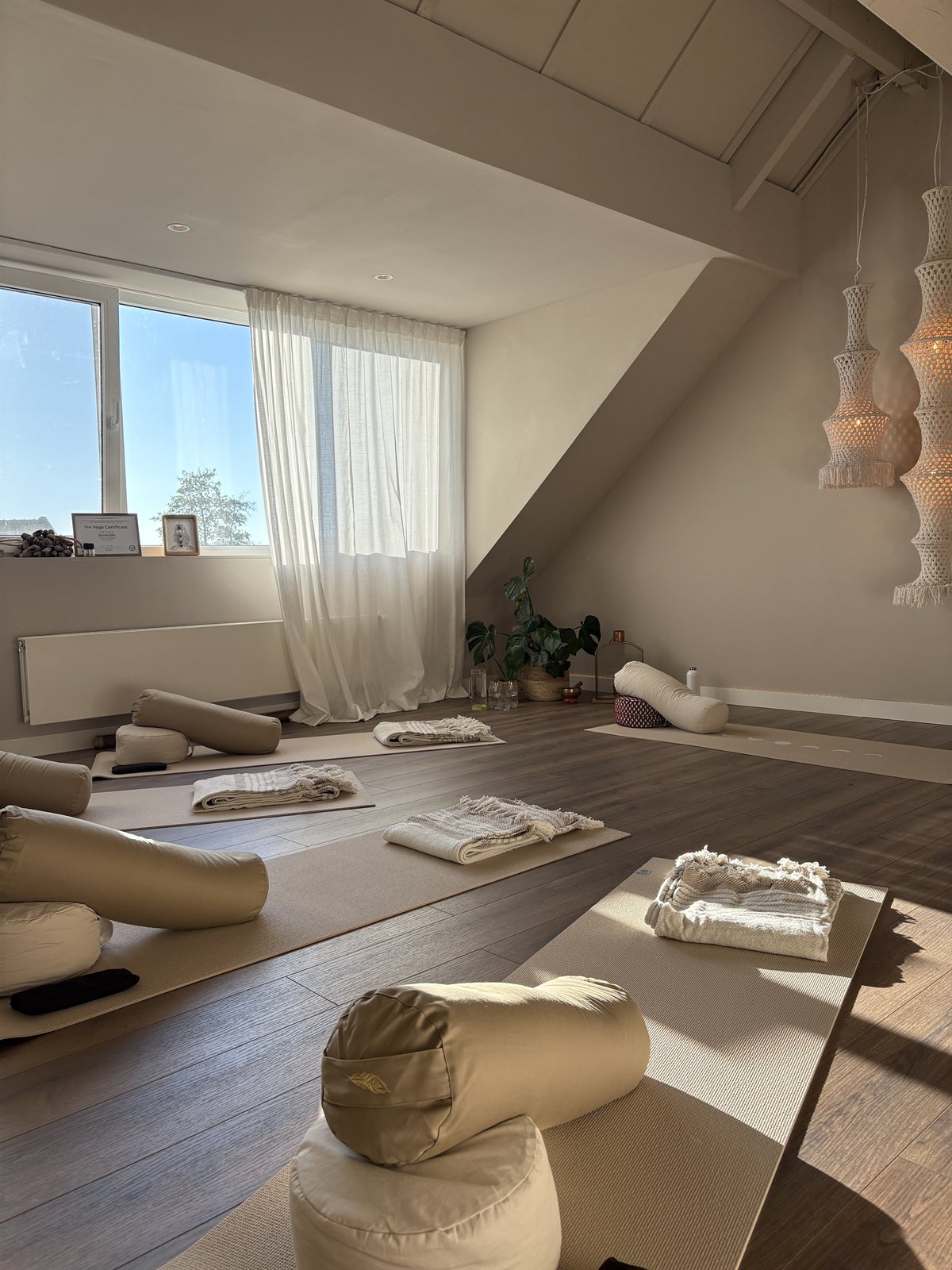 Yogastudio van ISA met matten, bolsters en dekens in het zonlicht
