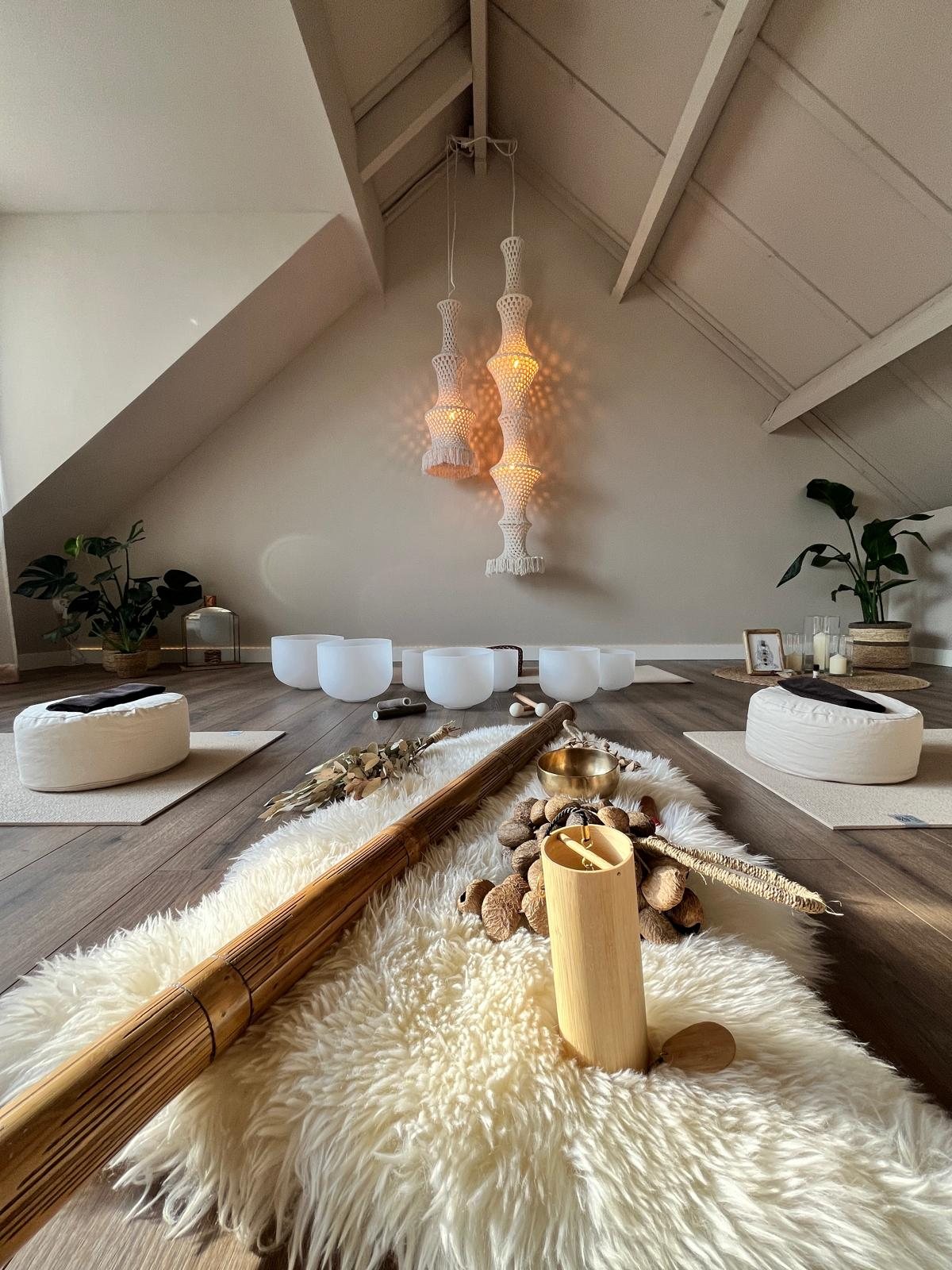 Studio met kristallen klankschalen, rainstick en schapenvacht