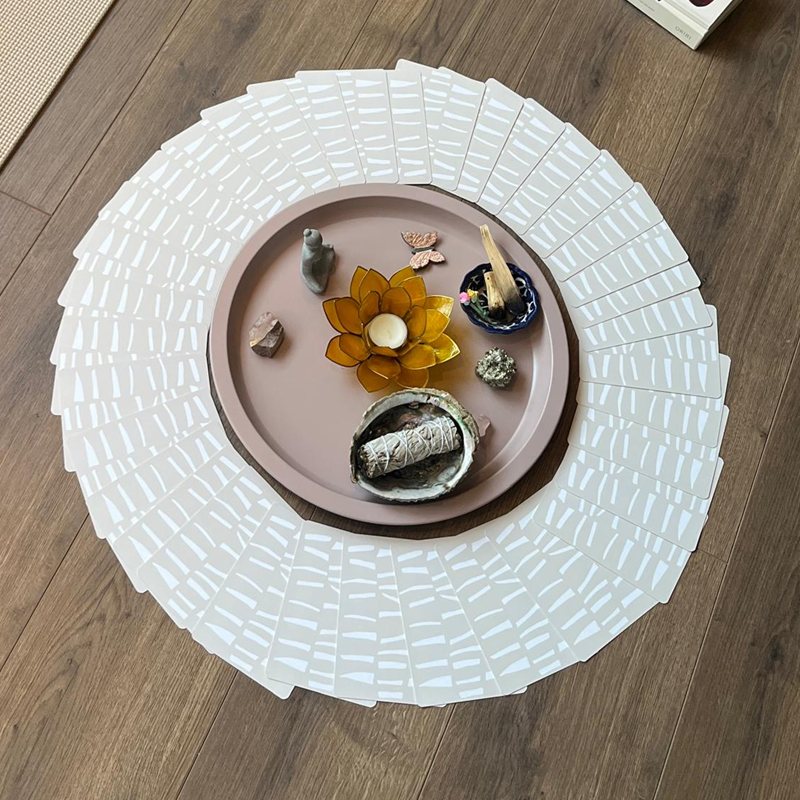 Altaartje met orakelkaarten, lotuskaars en palo santo